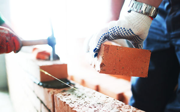 Bauarbeiter mit geringer Erfahrung